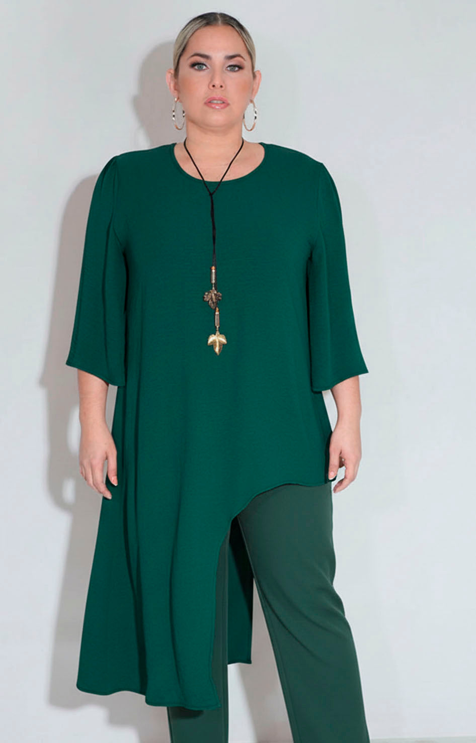 Blusa verde asimétrica