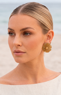 Arete de flor beige