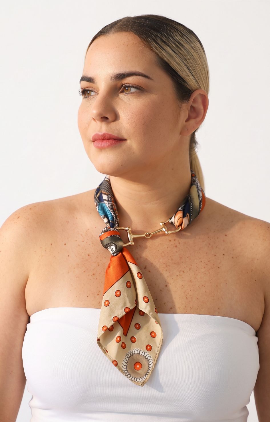Collar mascada con herraje dorado