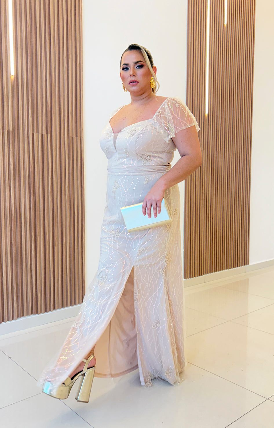 Vestido beige con bordado y brillos de manga volante - VESTIDO Boutiquemirel 