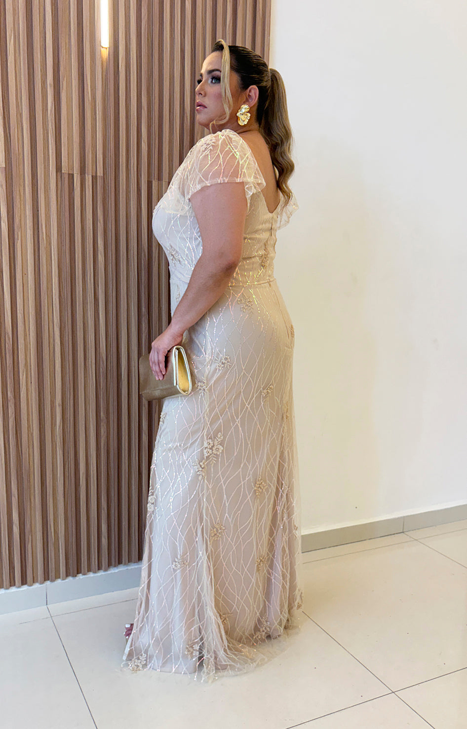 Vestido beige con bordado y brillos de manga volante - VESTIDO Boutiquemirel 