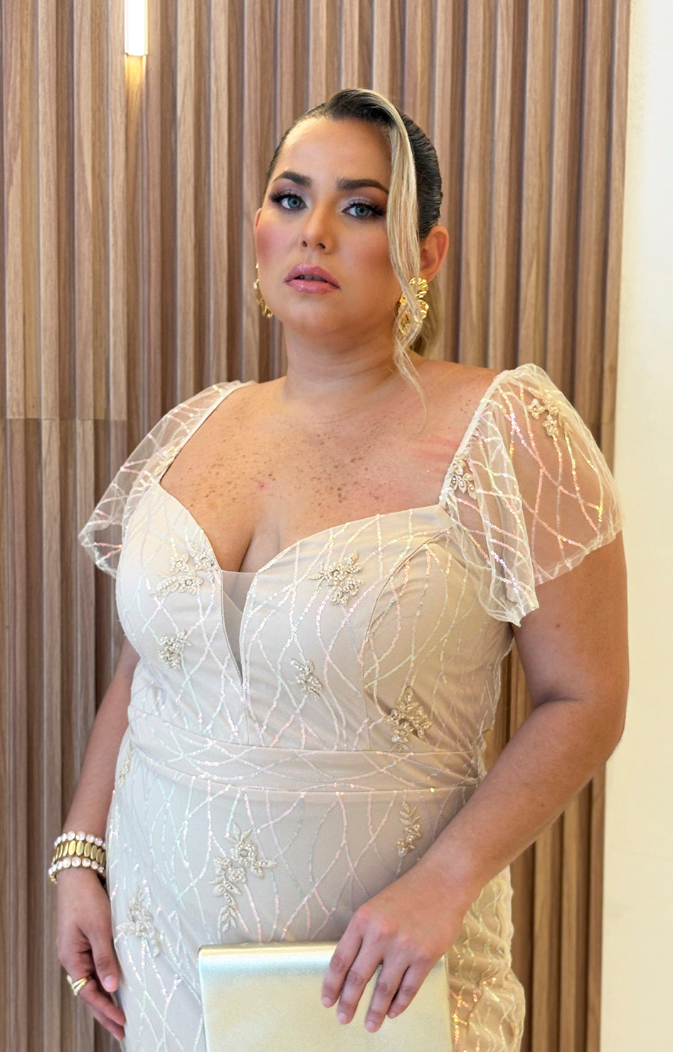Vestido beige con bordado y brillos de manga volante - VESTIDO Boutiquemirel 