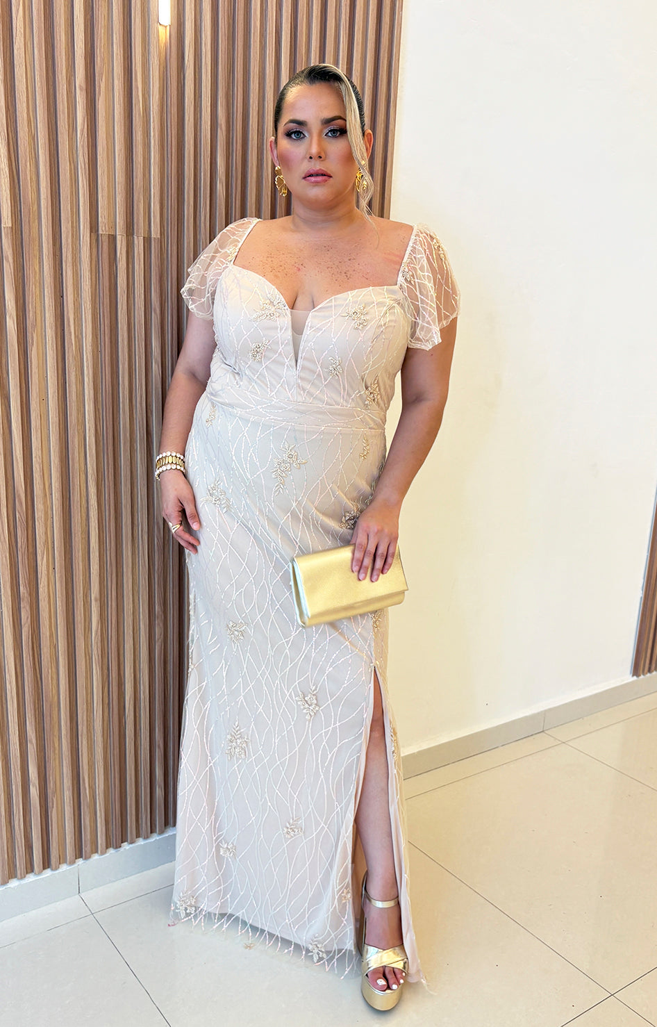 Vestido beige con bordado y brillos de manga volante - VESTIDO Boutiquemirel 