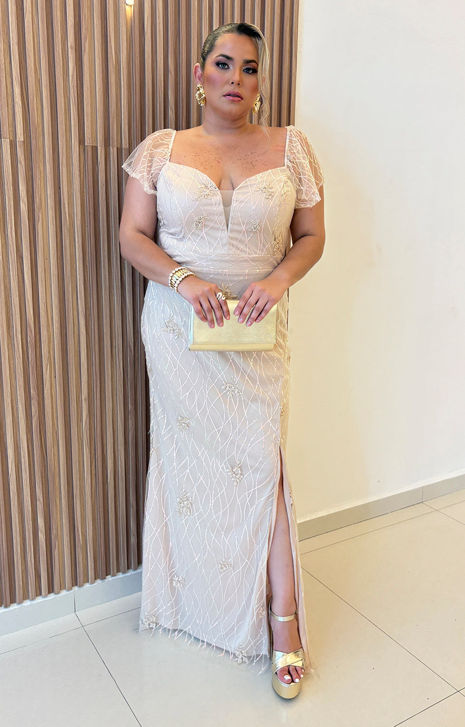 Vestido beige con bordado y brillos de manga volante - VESTIDO Boutiquemirel 