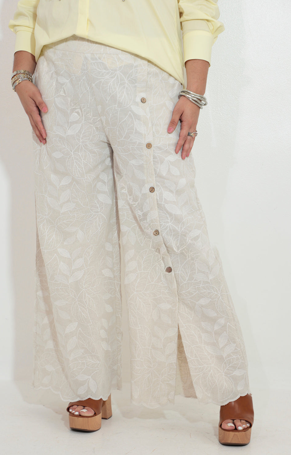 Pantalon beige con bordado y botones lateral - PANTALON Boutiquemirel 