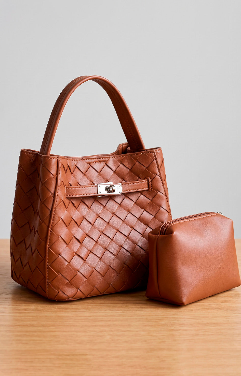 Bolsa tote trenzada con cosmetiquera