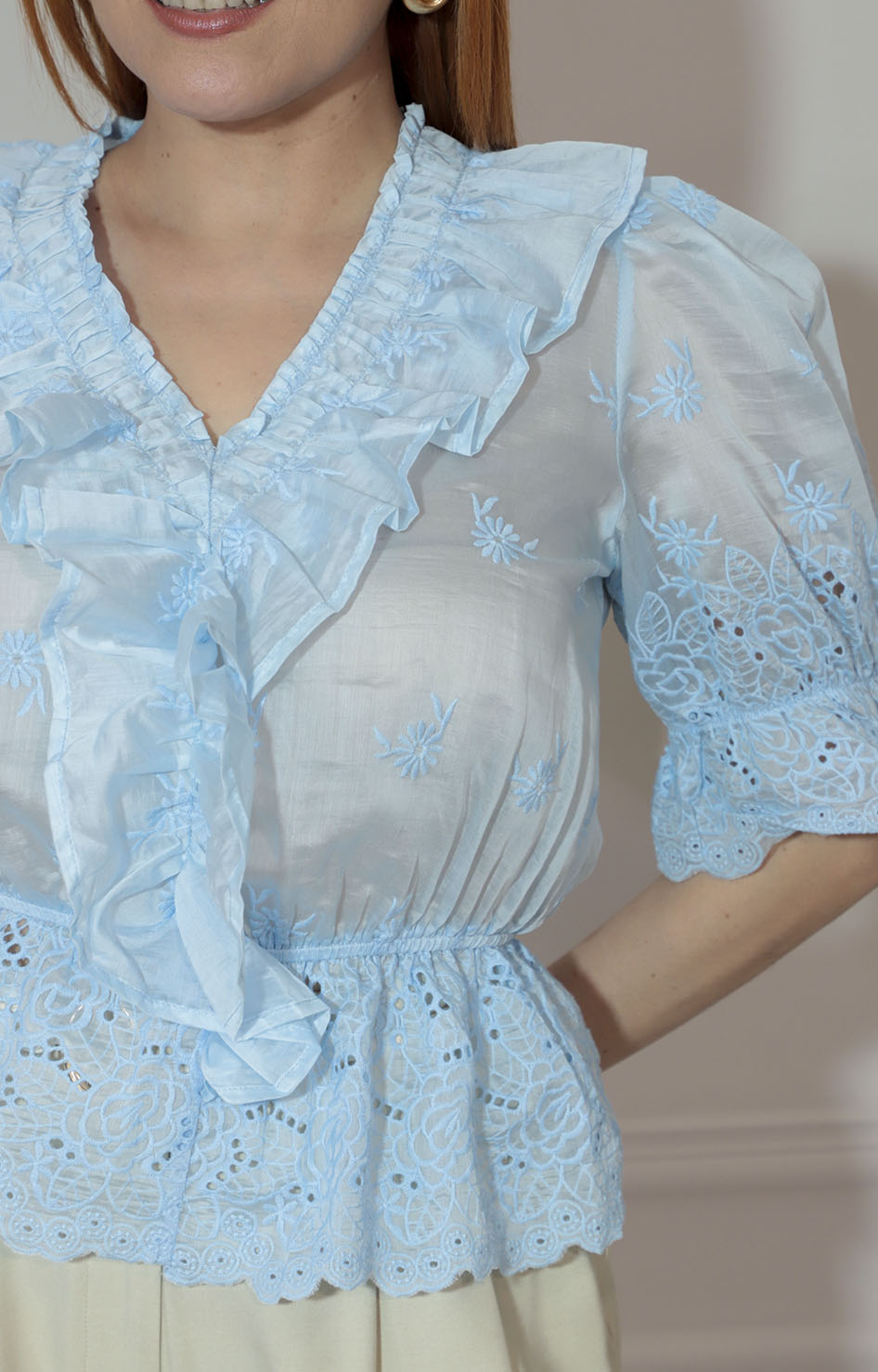 Blusa azul con bordado y volante frontal - BLUSA Boutiquemirel 