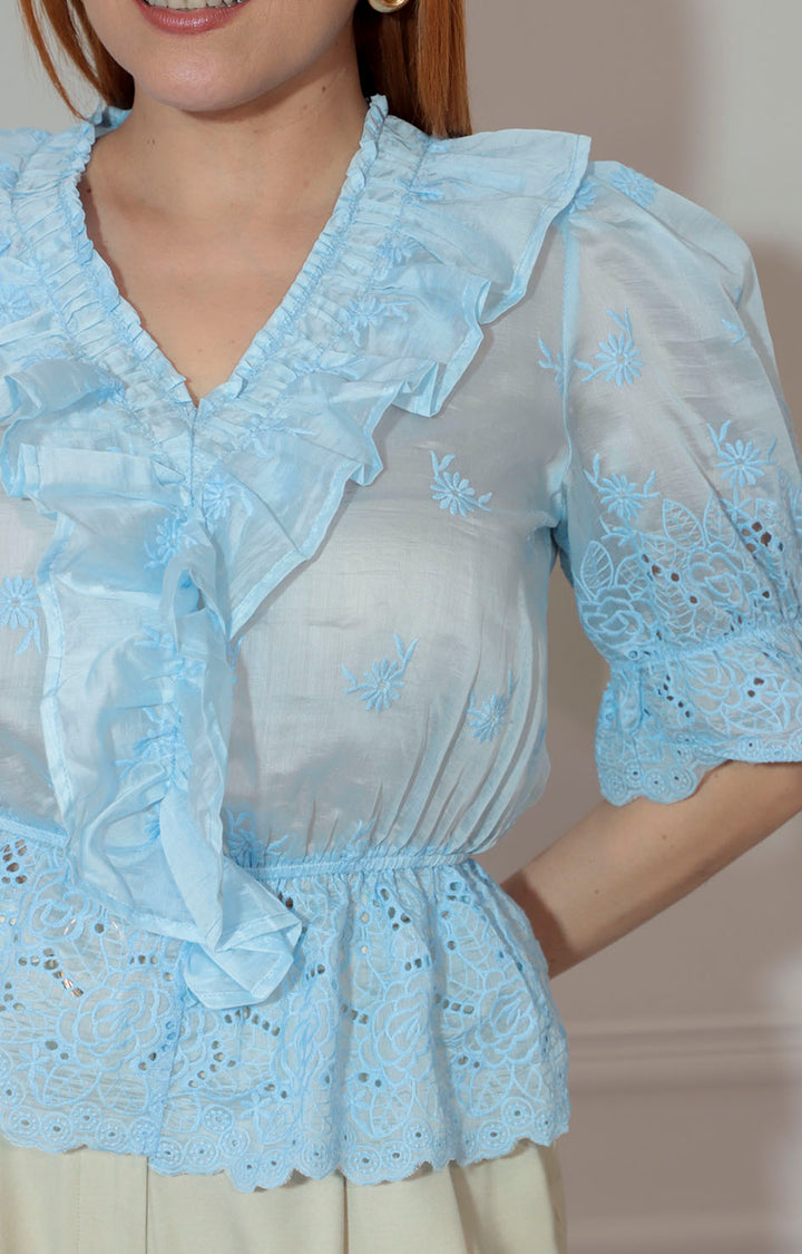 Blusa azul con bordado y volante frontal - BLUSA Boutiquemirel 