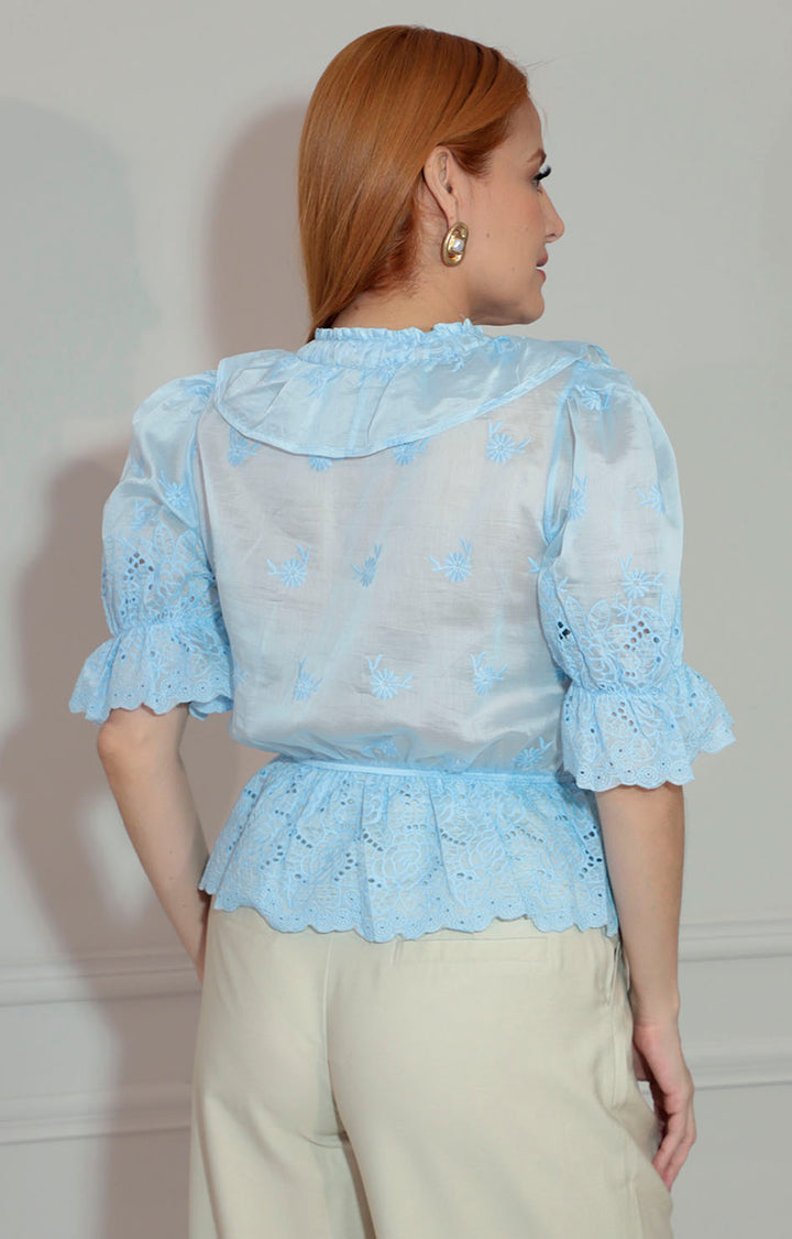 Blusa azul con bordado y volante frontal - BLUSA Boutiquemirel 