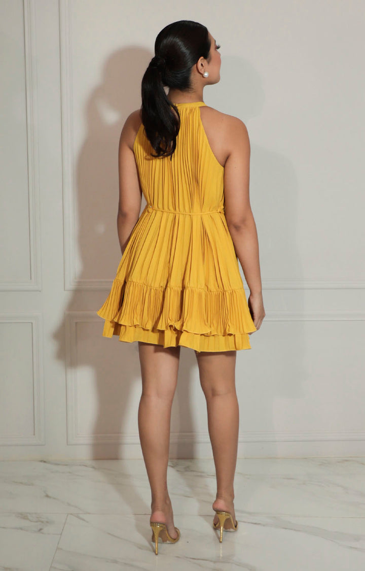 Vestido mostaza plisado de cuello halter con lazo y volante - VESTIDO Boutiquemirel 