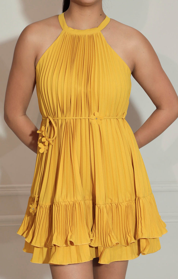 Vestido mostaza plisado de cuello halter con lazo y volante - VESTIDO Boutiquemirel 