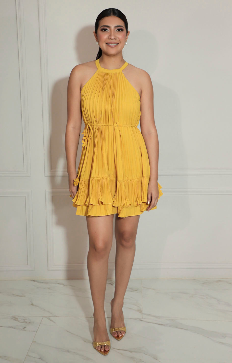 Vestido mostaza plisado de cuello halter con lazo y volante - VESTIDO Boutiquemirel 