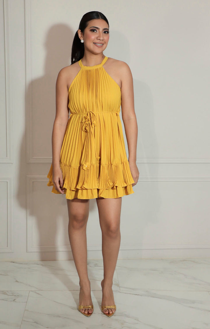 Vestido mostaza plisado de cuello halter con lazo y volante - VESTIDO Boutiquemirel 