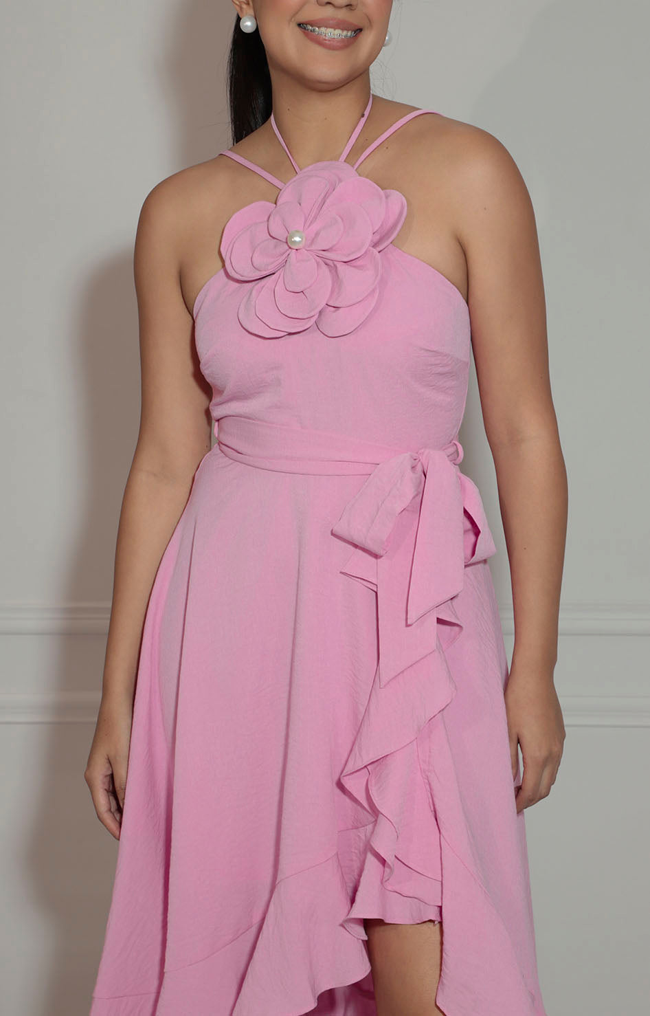 Vestido rosa asimétrico con maxi flor y lazo - VESTIDO Boutiquemirel 