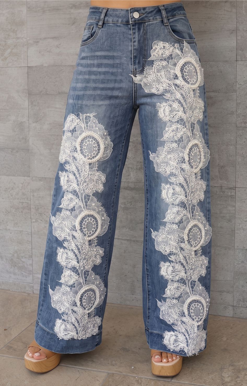 Pantalón de mezclilla con detalle de encaje