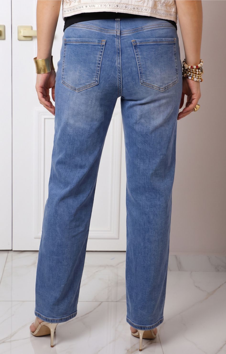 Pantalón de mezclilla con rasgado