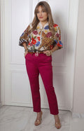 Pantalón magenta con hebilla dorada