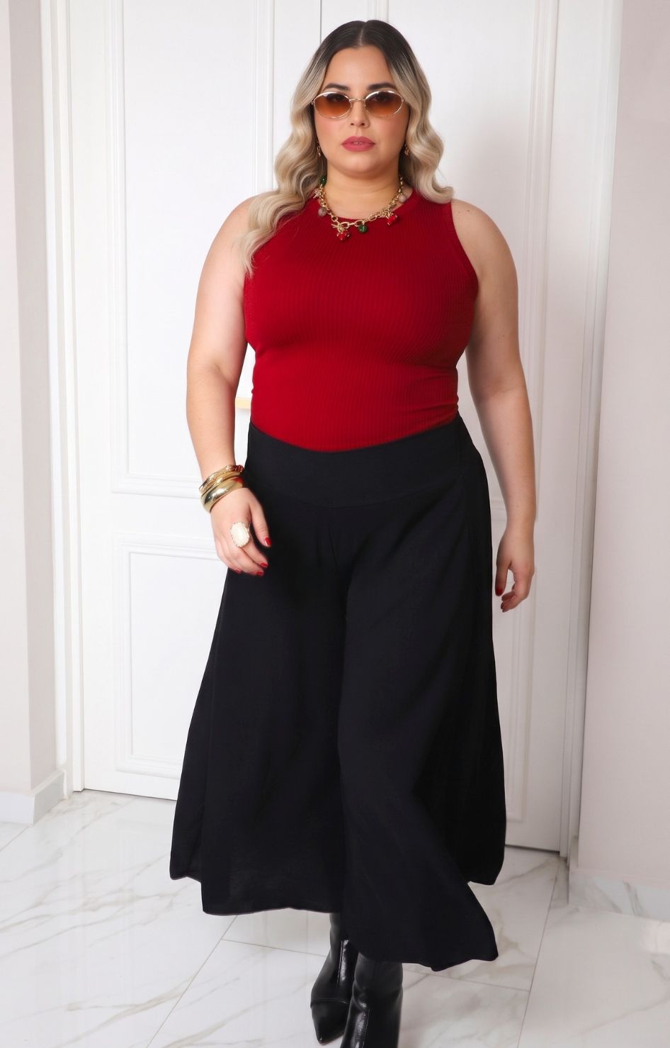 Pantalón negro de pierna amplia de la marca Boutiquemirel, pantalón curvy con corte cómodo y estilo moderno.