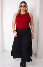 Pantalón negro de pierna amplia de la marca Boutiquemirel, pantalón curvy con corte cómodo y estilo moderno.