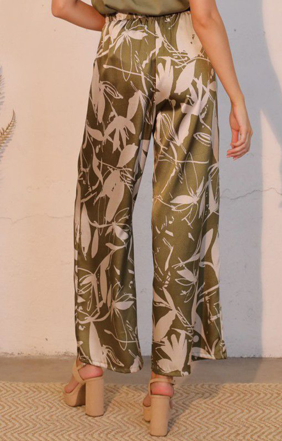 Pantalón verde estampado en blanco