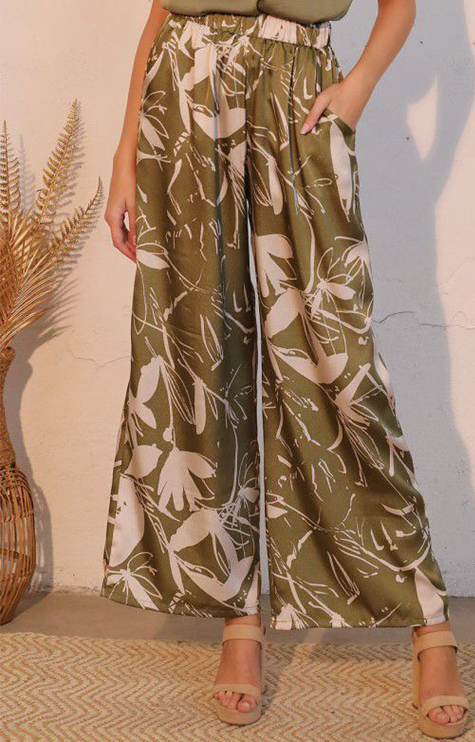 Pantalón verde estampado en blanco