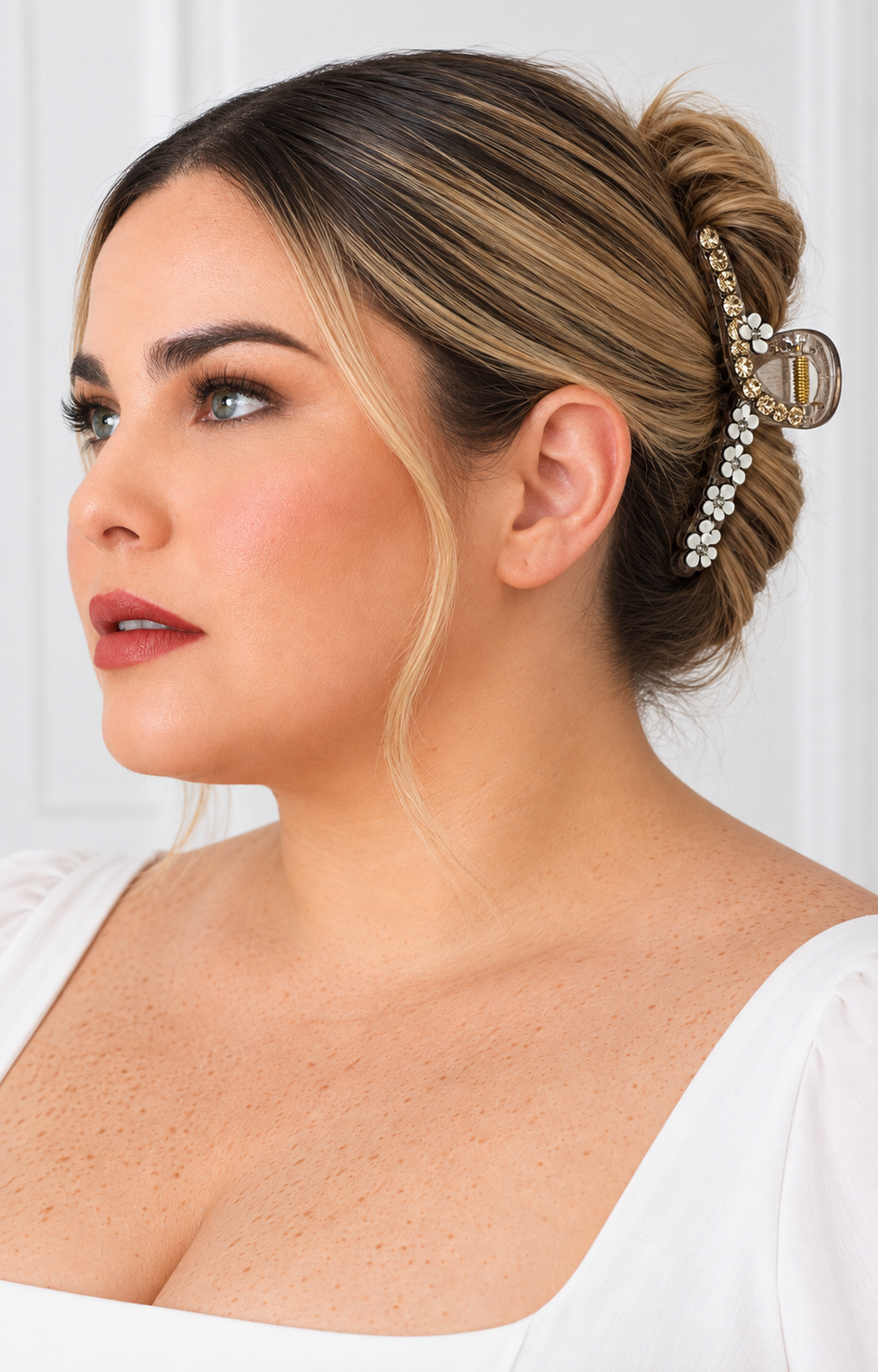 Pinza para cabello dorada con brillos de la marca Boutiquemirel, diseñada para sujetar el cabello con estilo y elegancia.