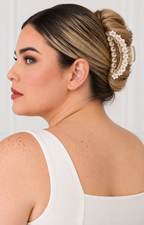 Pinza para cabello con perlas de la marca Boutiquemirel, muestra detalles de perlas y diseño elegante para peinados.