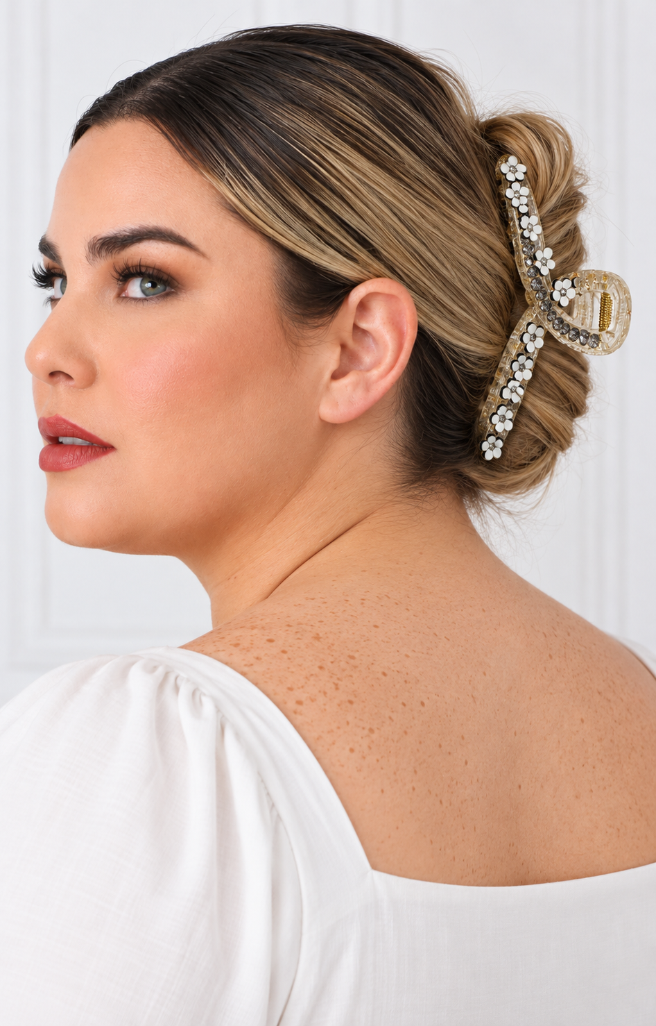 Pinza para cabello dorada con brillos de la marca Boutiquemirel, diseñada para sujetar el cabello con estilo y elegancia.