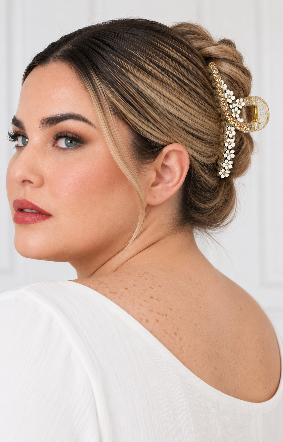 Pinza para cabello dorada con brillos de la marca Boutiquemirel, diseñada para sujetar y decorar el cabello con estilo.