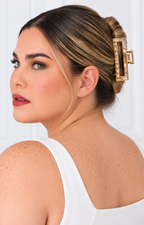Pinza para cabello beige de la marca Boutiquemirel, ideal para peinados y recogidos con estilo.