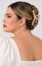 Pinza para cabello Boutiquemirel con pedrería y flores rosadas, accesorio elegante para peinados formales.