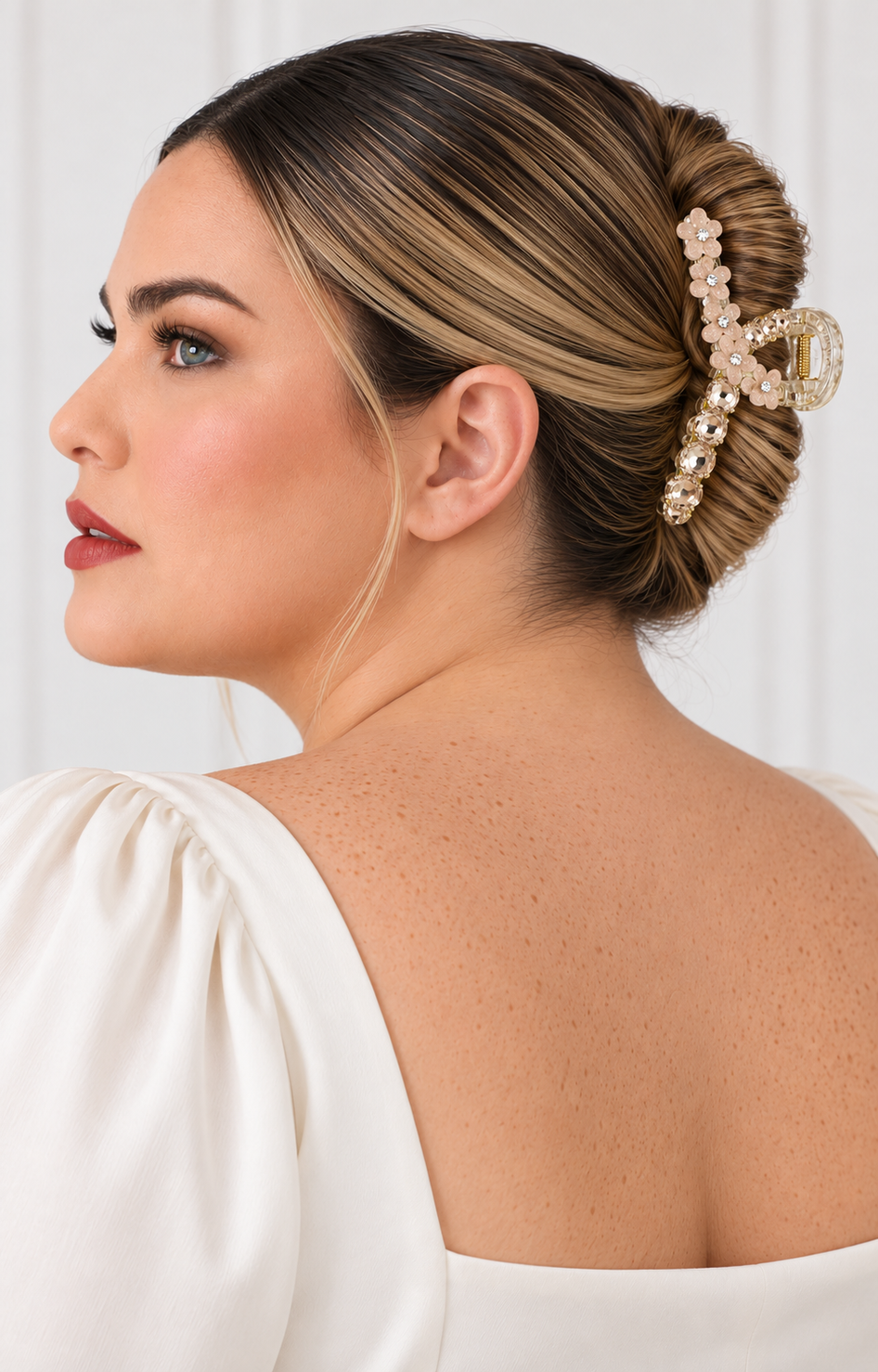 Pinza para cabello Boutiquemirel con pedrería y flores rosadas, accesorio elegante para peinados formales.