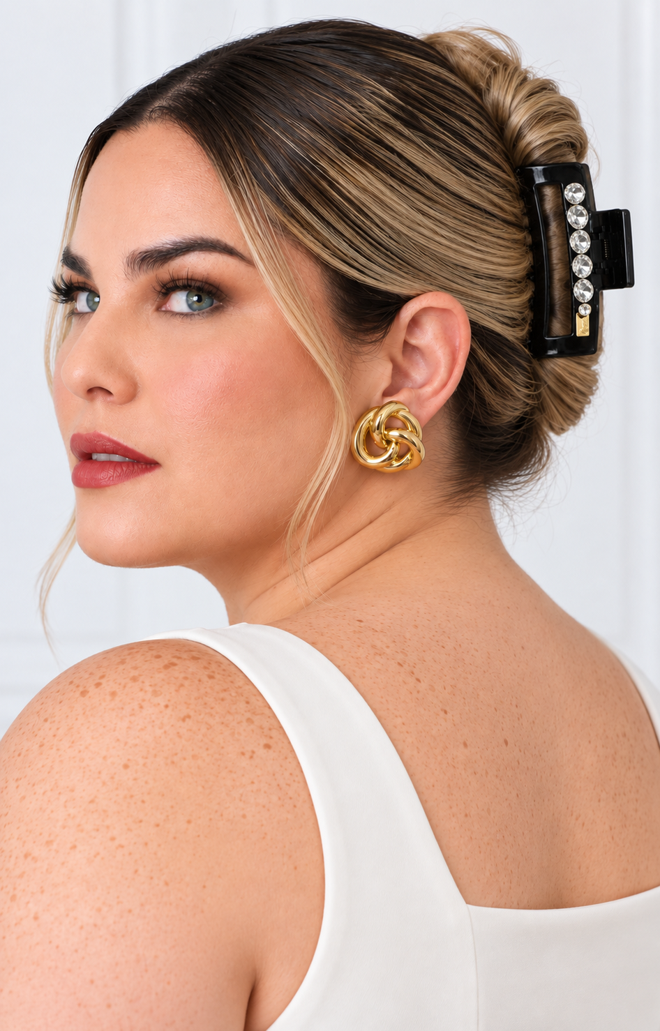 Pinza para cabello en color café y negro de la marca Boutiquemirel, diseñada para sujetar el cabello con estilo y comodidad.
