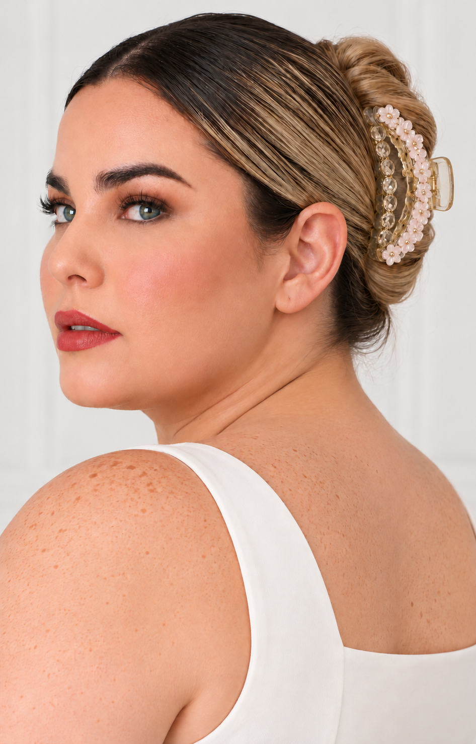 Pinza para cabello Boutiquemirel con perlas, en color rosa suave, diseñada para sujetar el cabello con estilo y elegancia.