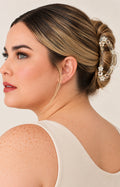 Pinza para cabello transparente con pedrería de la marca Boutiquemirel, mostrando su diseño elegante y detalles brillantes.