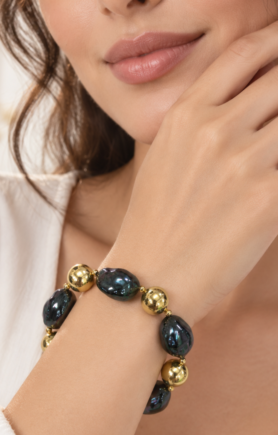 Pulsera de perlas barrocas y esferas doradas