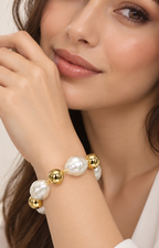 Pulsera de perlas barrocas y esferas doradas