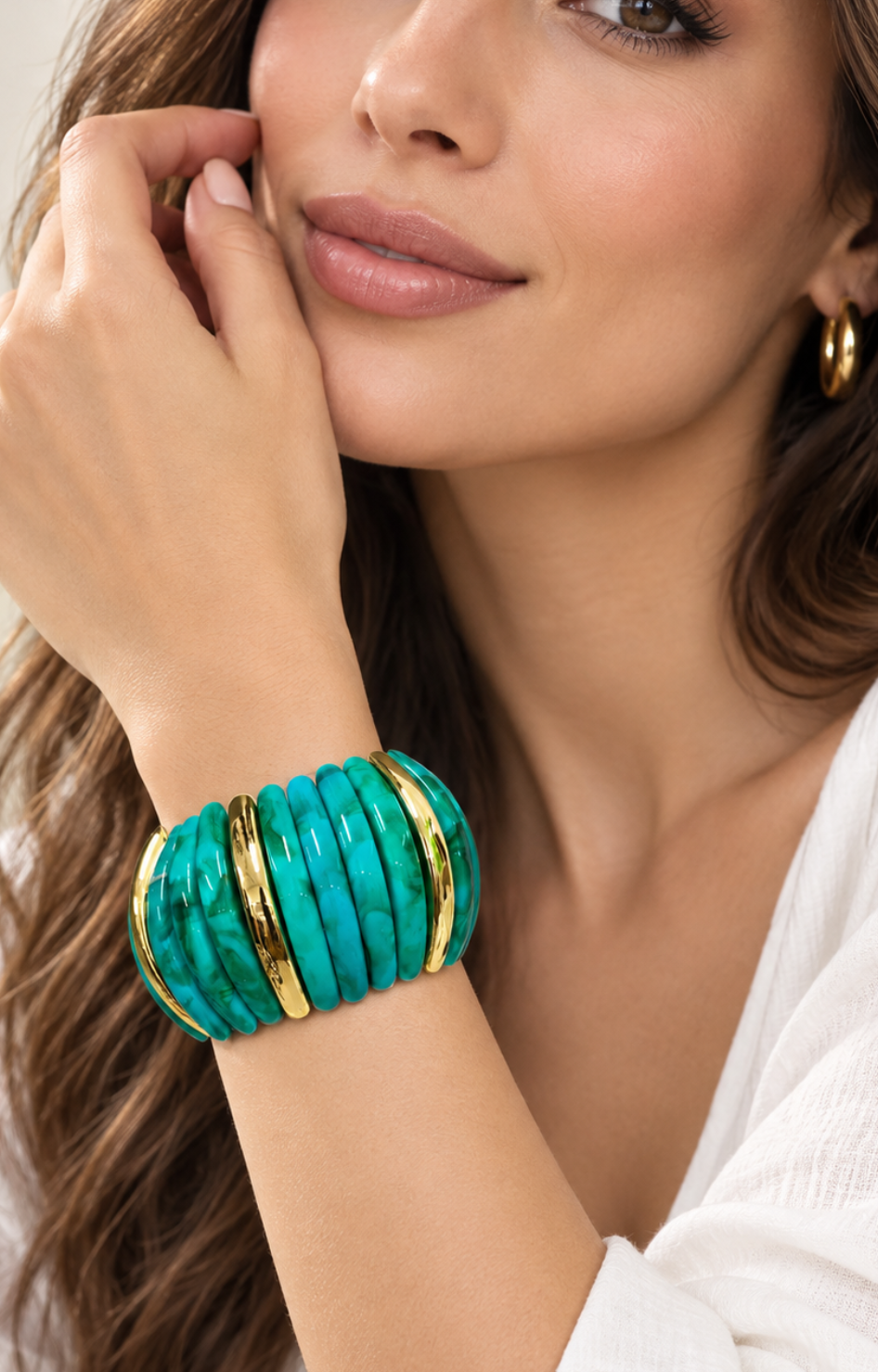Pulsera elástica ancha con detalles dorados