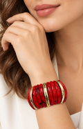 Pulsera elástica ancha con detalles dorados de la marca Boutiquemirel, diseñada para un estilo elegante y moderno.