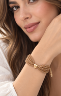 Pulsera de cuentas blancas con ajuste de cordón de la marca Boutiquemirel, visible en la imagen sobre fondo neutro.