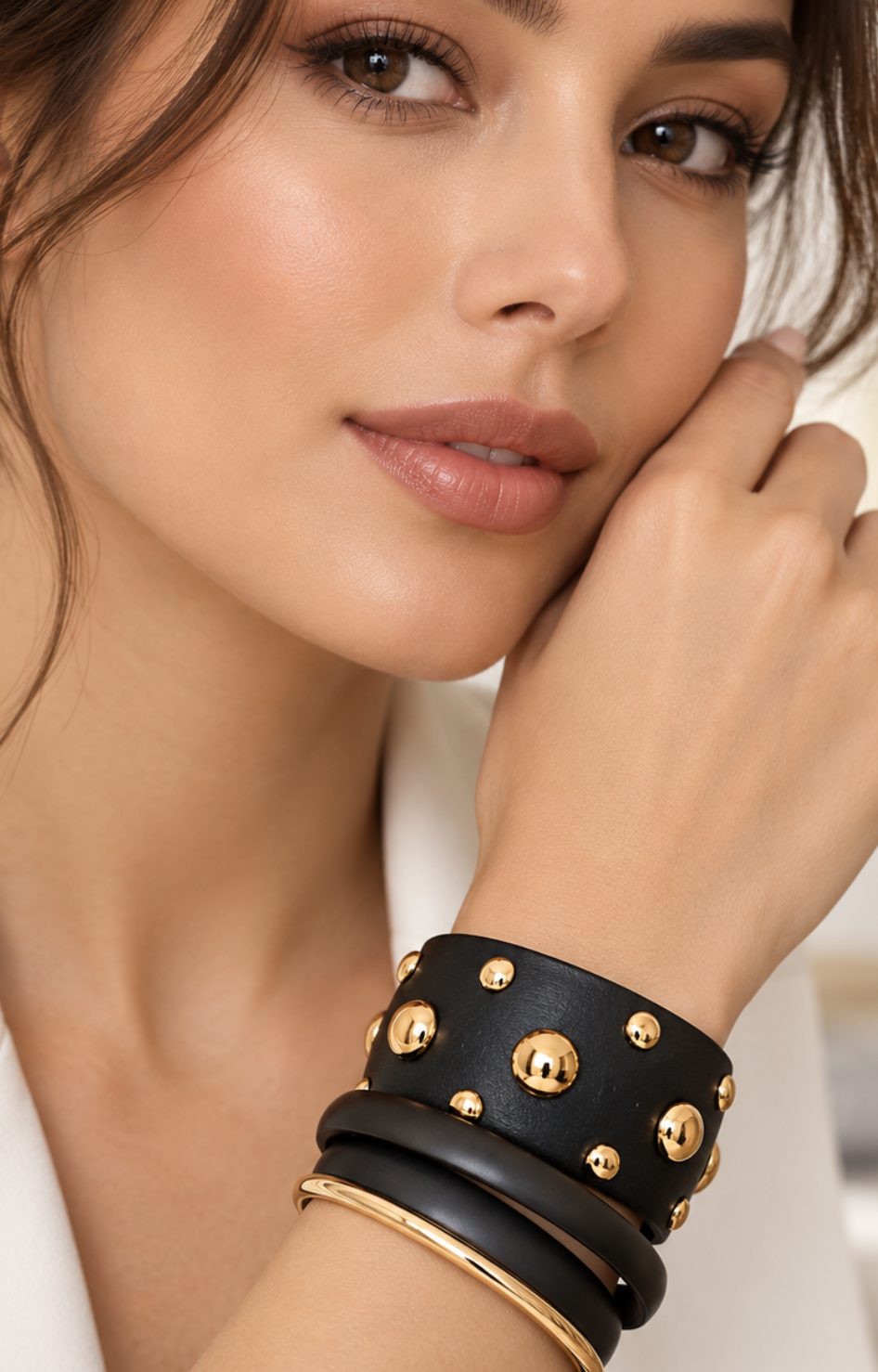 Brazalete rígido ancho con tachones dorados