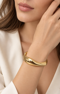 Brazalete rígido de diseño escultural