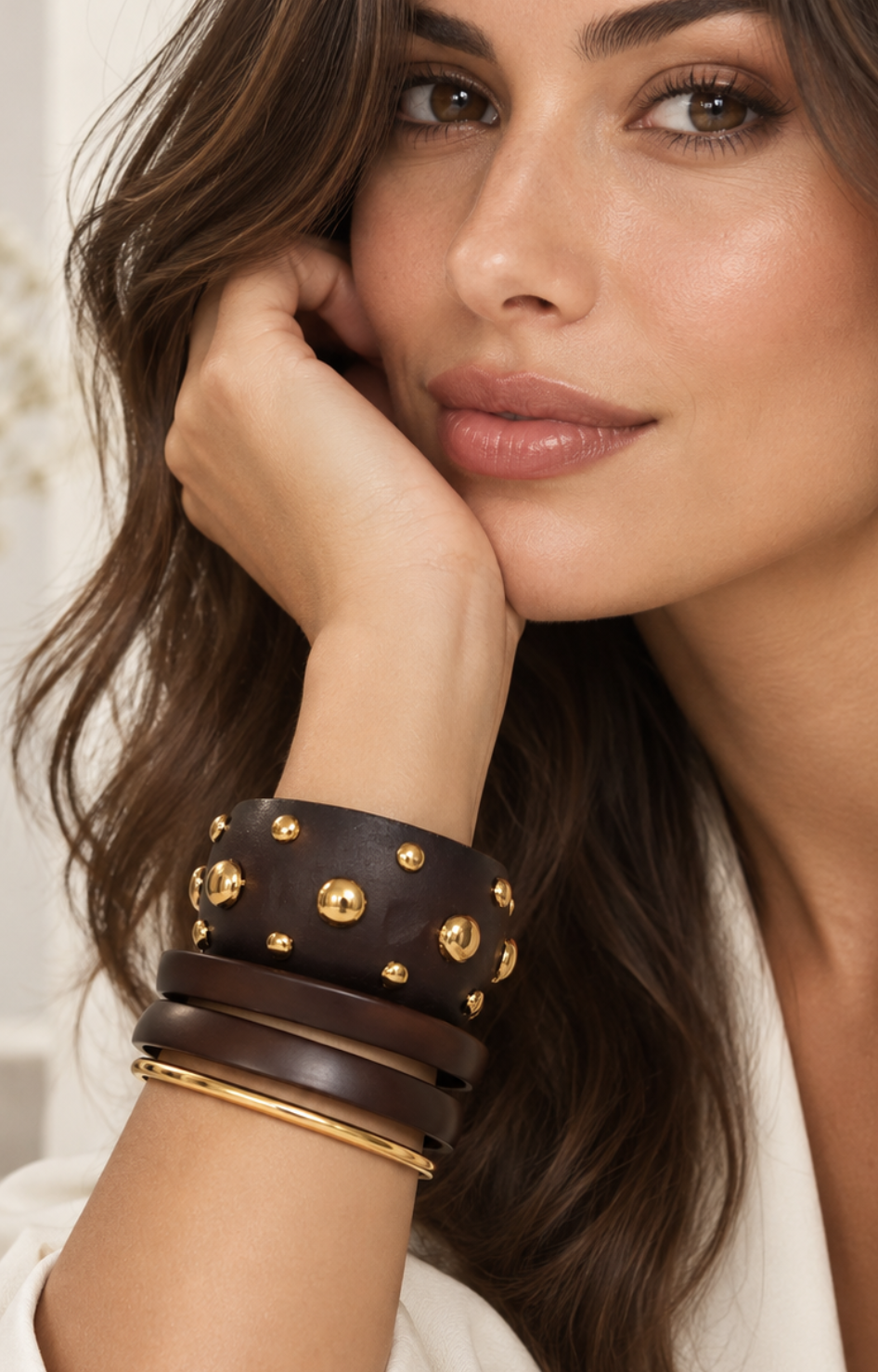 Brazalete rígido ancho con tachones dorados
