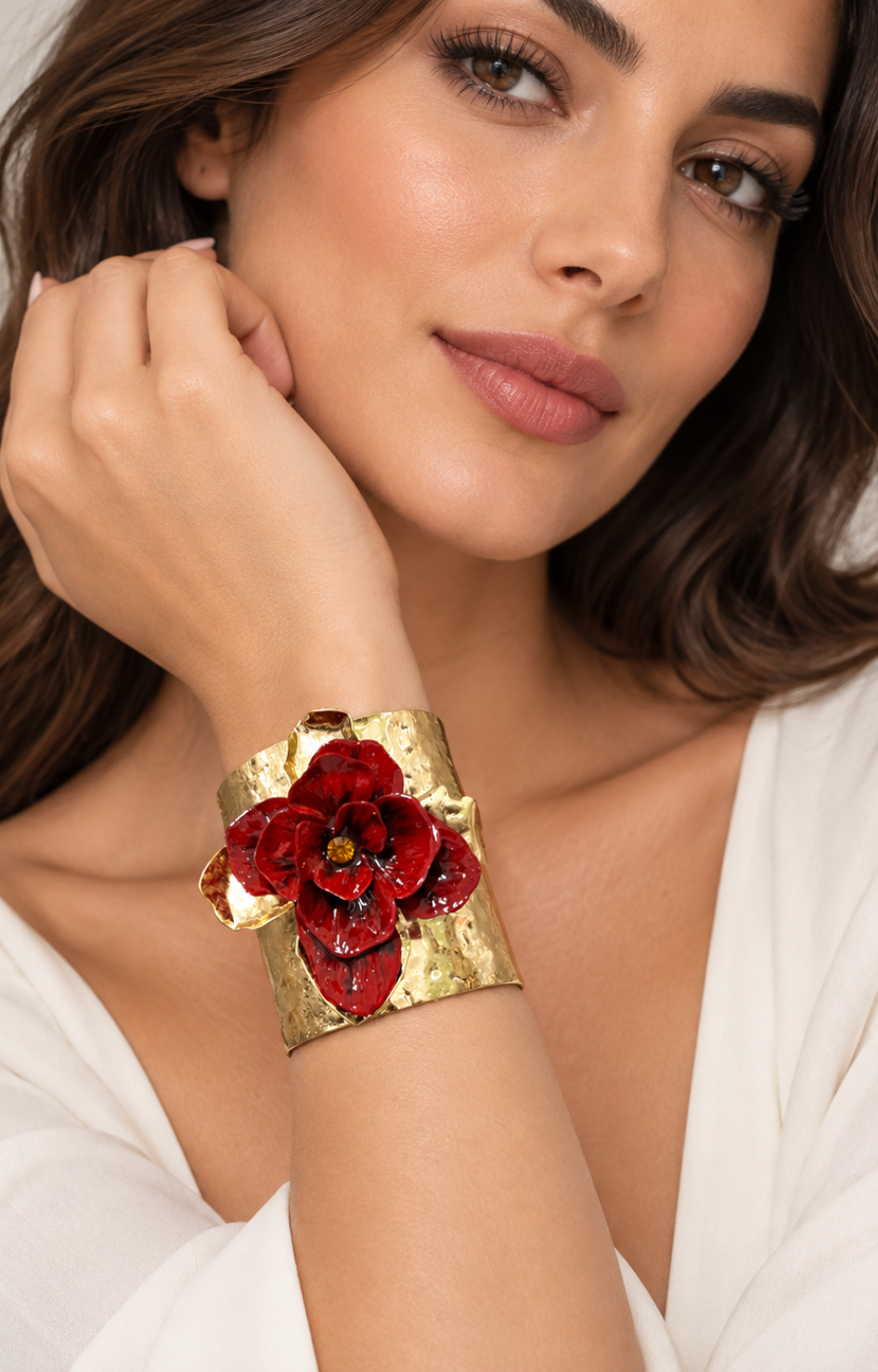 Brazalete dorado con flor roja