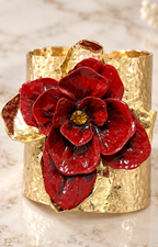Brazalete dorado con flor roja