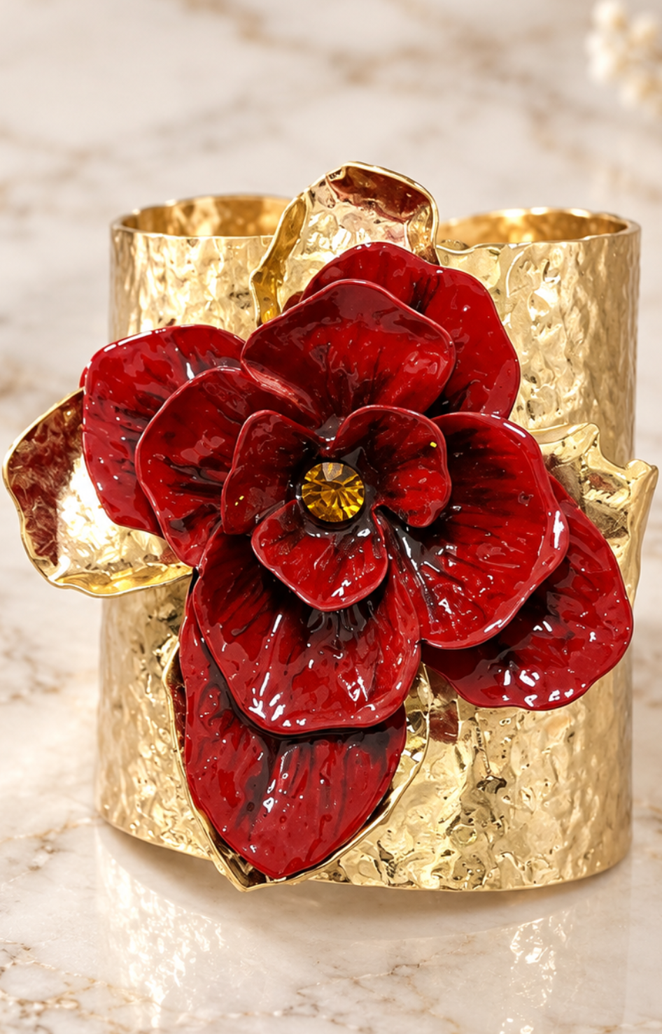 Brazalete dorado con flor roja