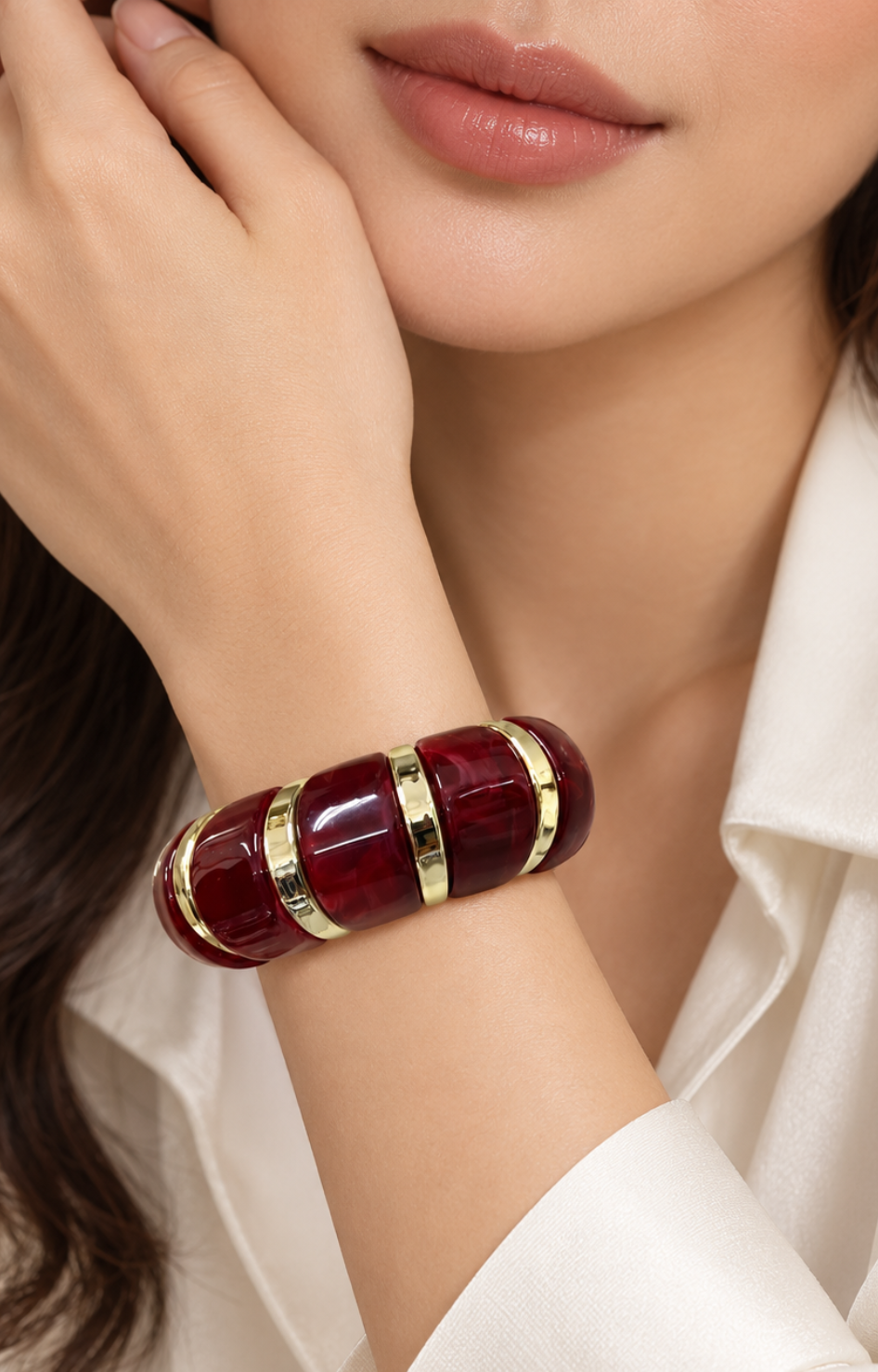 Pulsera elástica ancha roja con detalles dorados