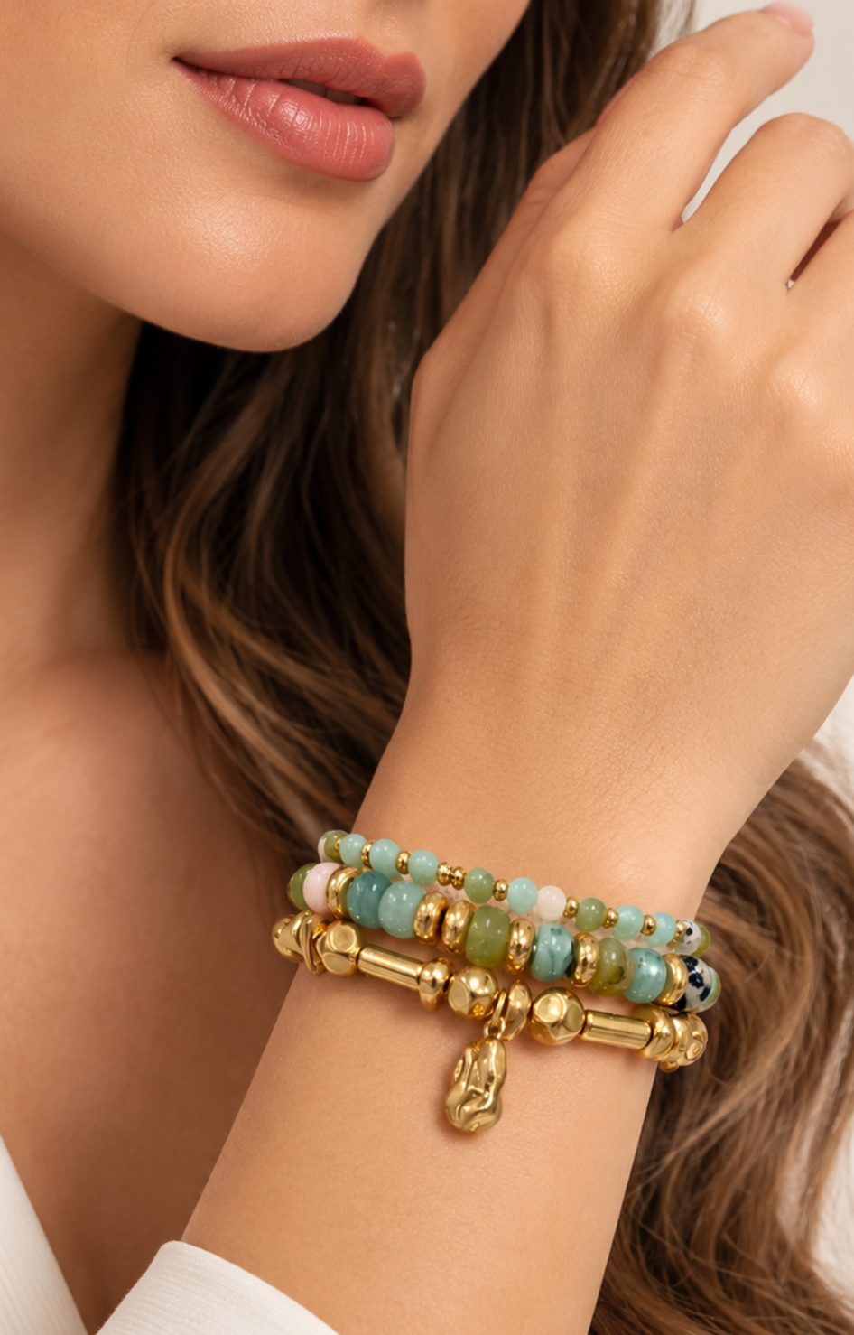 Set de pulseras verdes con dorado