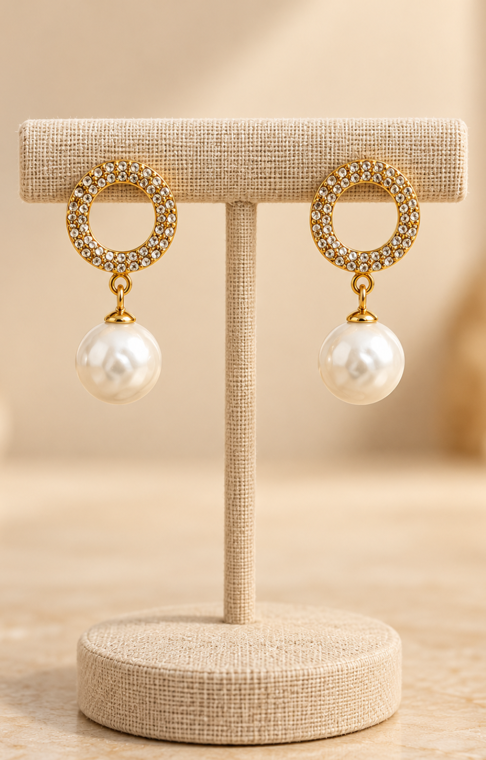 Aretes de acero Boutiquemirel con perla blanca redonda y diseño eleganteನ್ನಡ