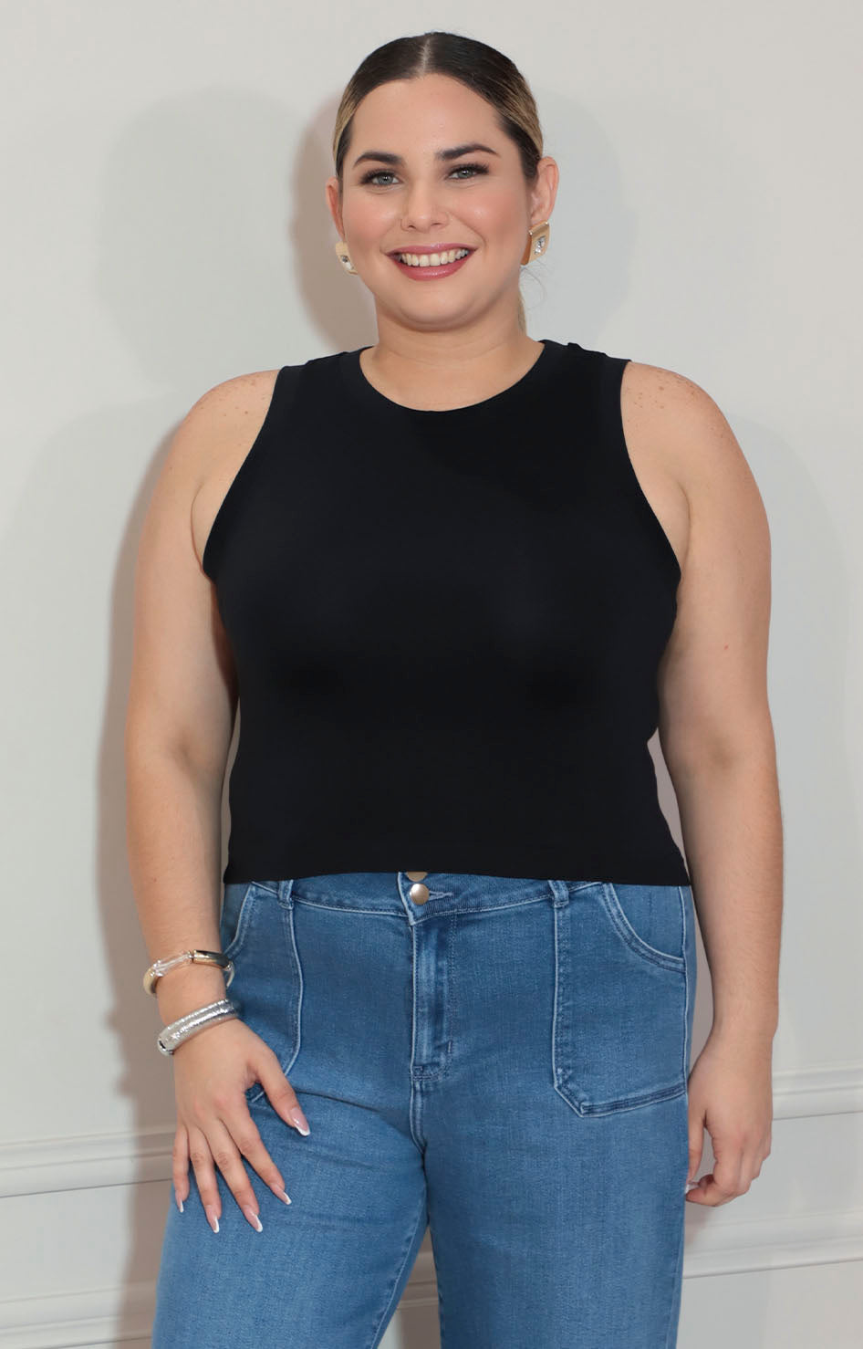 Blusa negra corta sin mangas y cuello alto - BLUSA Boutiquemirel 